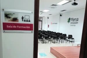 Señales de accesibilidad cognitiva en la sede de Plena inclusión Canarias en Las Palmas de Gran Canaria
